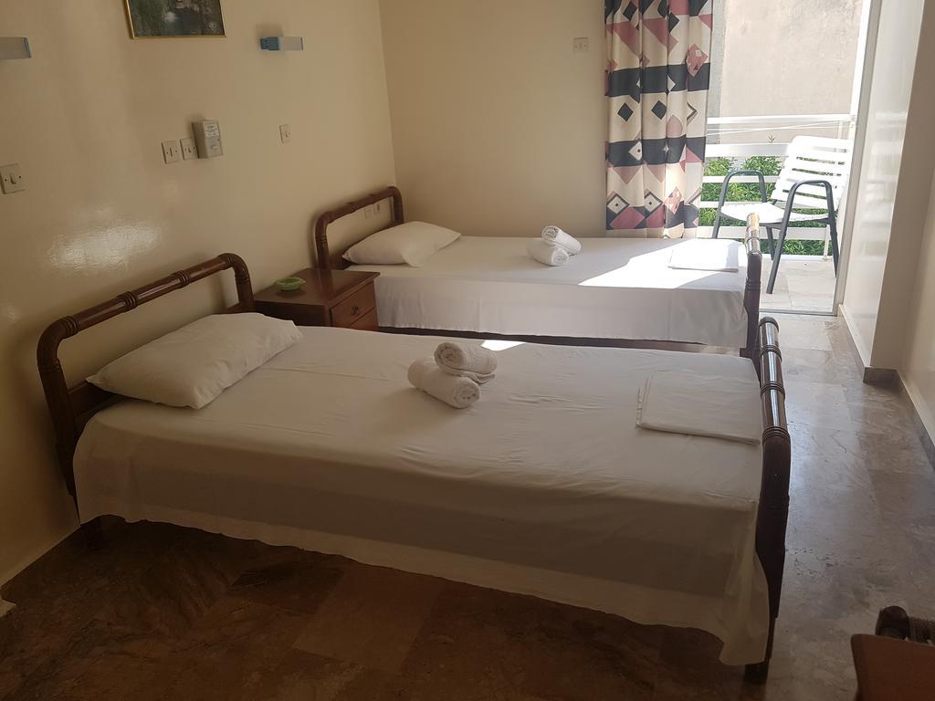 Pansion Marousa Méthana Buitenkant foto